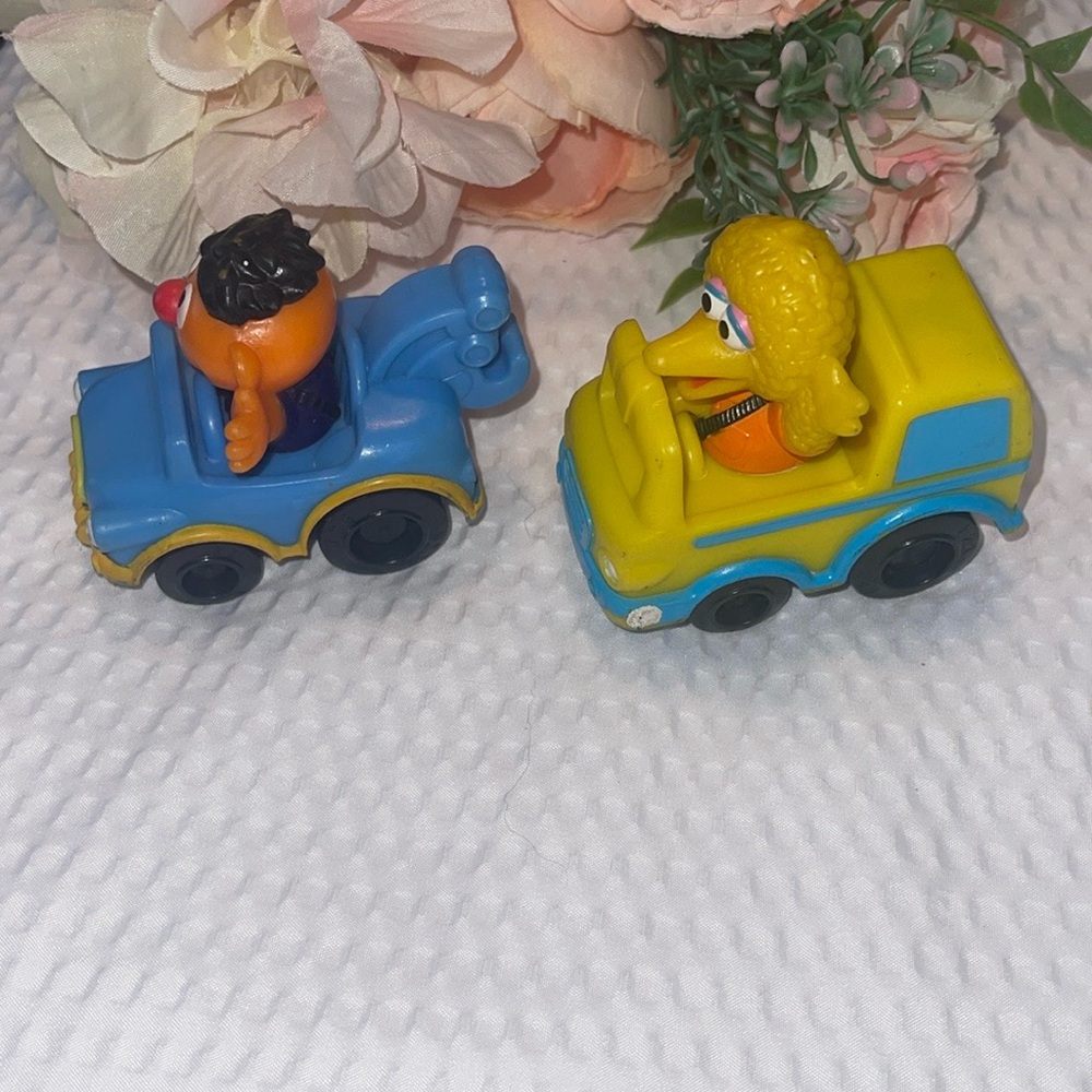 Hasbro Sesame Workshop 2013 Yellow Blue Big Bird/Ernie  Vehicle Toy Figure